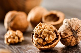 دراسة تكشف تأثيرا سحريا للجوز على صحة النساء