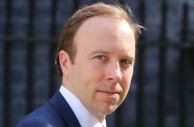 وزير الصحة البريطاني يدعو إلى «الهدوء ومواصلة التطعيم»