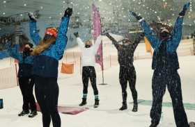 مجلس دبي الرياضي ينظم سنوغا 2025 فعالية اليوغا ‏للسيدات وسط الثلج ‏