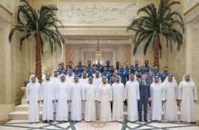 حمدان بن زايد يستقبل فريق نادي الظفرة ويهنئهم بالصعود إلى دوري أدنوك للمحترفين