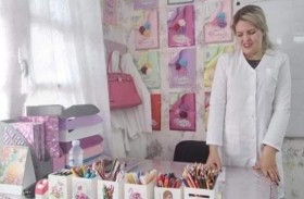 معلمة تحول فصلها الدراسي إلى قاعة فنية 