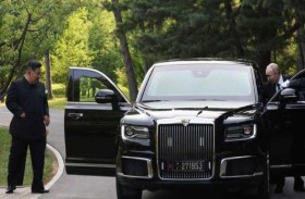 بوتين وكيم يتبادلان قيادة سيارة روسية فاخرة