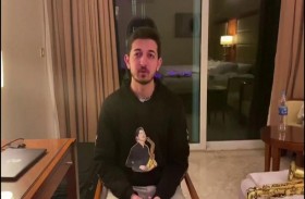 عازف يلجأ للساكسفون لتمضية الوقت بالعزل الصحي 