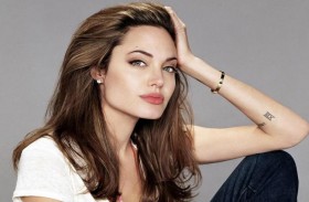 أنجلينا جولي تتبرع بمليون دولار لمواجهة كورونا