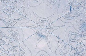 يحول الثلوج إلى لوحة لا تصدق