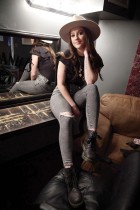 المغنية وكاتبة الأغاني ماجي بوغ في صورة خلف الكواليس في ناشفيل، تينيسي، الولايات المتحدة. ا ف ب