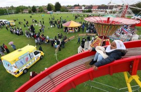 البريطانيون يتنسمون هواء الحرية بعد عزل عام 