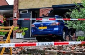 ابنة الـ11 تقود سيارة وتصطدم فيها بمنزل 