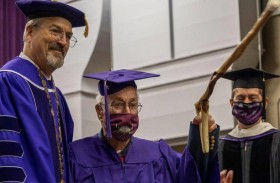 عمره 97 عاما.. وينال شهادة جامعية