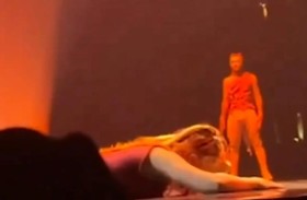 لحظة سقوط مؤدية أكروبات على الأرض في السيرك