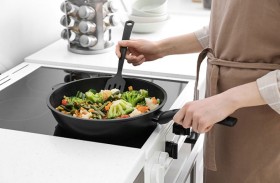 احذر من خطر أواني الطهي المخدوشة