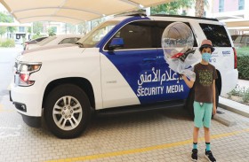 شرطة أبوظبي تسعد طفلاً من أصحاب الهمم
