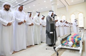 ولي عهد رأس الخيمة يؤدي صلاة الجنازة على جثمان عبدالعزيز بن عبدالله القاسمي