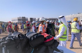 معايير العمل توزع 500 حقيبة على العمال في حملة شتاء دافئ 