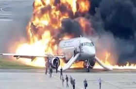 حريق بطائرة يعلّق عمليات الهبوط في مطار 