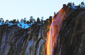 شلال النار يذهل زوار متنزه في كاليفورنيا