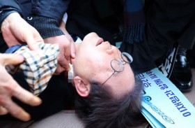 زعيم المعارضة الكورية الجنوبية يتعرض للطعن 