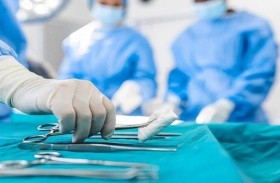 طفل يبتلع مصباحًا كهربائيًّا