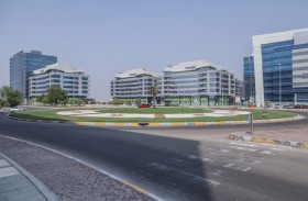 بلدية مدينة أبوظبي تنفذ أعمال تجميل دوارين في منطقة مجمع الوزارات بأبوظبي