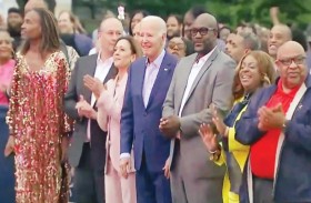 بايدن «متجمدا» في احتفال راقص