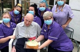 معمر بلغ 111 عاماً يشارك سر طول العمر