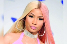 فيديو يرصد تفتيش المغنية نيكي ميناج في مطار أمستردام