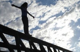 يسحب قرضًا باسم زوجته ثم يطلب منها «الانتحار »