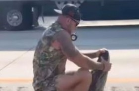 رجل يواجه تمساحاً حافي القدمين 