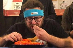 الفلفل الأحمر الحار.. كندي يلتهم المستحيل