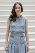 الممثلة الفرنسية ماريون كوتيار لدى وصولها إلى عرض أزياء شانيل لخريف وشتاء 2025-2026 في باريس. ا ف ب