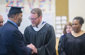 شعره يتسبب بتأخير حصوله على الشهادة 50 عاماً