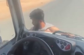 شاب يترك شاحنة تسير بمفردها
