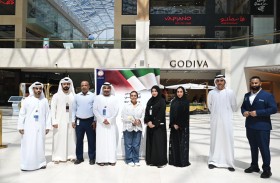 شرطة أبوظبي تحتفي بيوم السياحة العالمي بالهدايا والورود