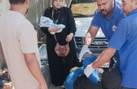 سيدة تلد على الرصيف 