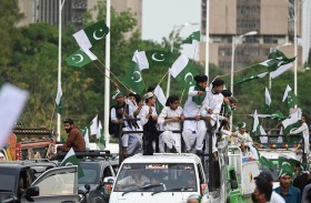 غارديان: لماذا أصبح عمران خان محور أزمة باكستان؟
