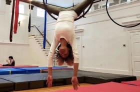 سبعينية تبدو في عمر العشرين بفضل لياقتها 