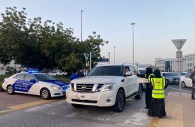 شرطة أبوظبي و«أبشر يا وطن» توزعان 30 ألف وجبة إفطار صائم على السائقين