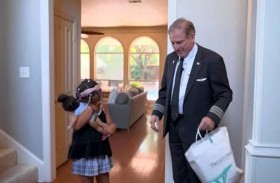 طيار يعيد دمية مفقودة إلى طفلة