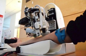 روبوت لسحب الدم من المرضى وحقنهم بالأدوية