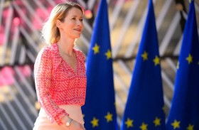 كايا كالاس تشيد بـ «حب ترامب القاسي» في مجال الدفاع