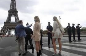 عرض أزياء للبدينات أمام برج إيفل