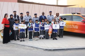 دورية السعادة بشرطة أبوظبي تشارك استقبال طلبة المدارس 
