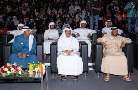 فنانون وشعراء يتغنون بعيد الاتحاد الخمسين على مسرح الفقيت بدبا الفجيرة 