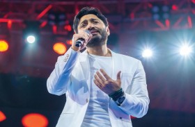 تامر حسني يسعد جمهوره في أمسية موسيقية من العمر على المسرح الرئيسي للقرية العالمية