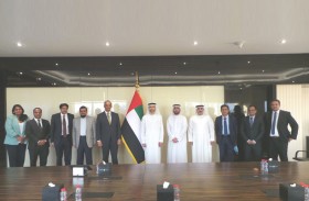 محمد بن هادي الحسيني يبحث تعزيز التعاون مع وزير مالية موريشيوس