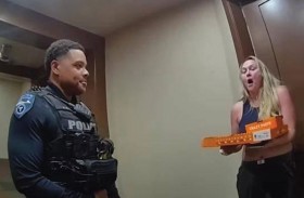 ضباط شرطة يوصلون البيتزا بدلاً من «الدليفري»!