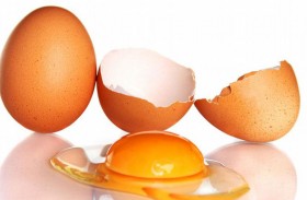 هل أكل البيض النيء سيء فعلا؟