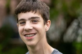 مرض غامض يحرم مراهقاً من الطعام والشراب