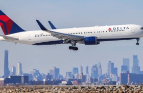 طائرة تعود أدراجها بسبب الديدان