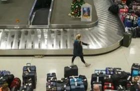 وفاة امرأة علقت في حزام الأمتعة بمطار